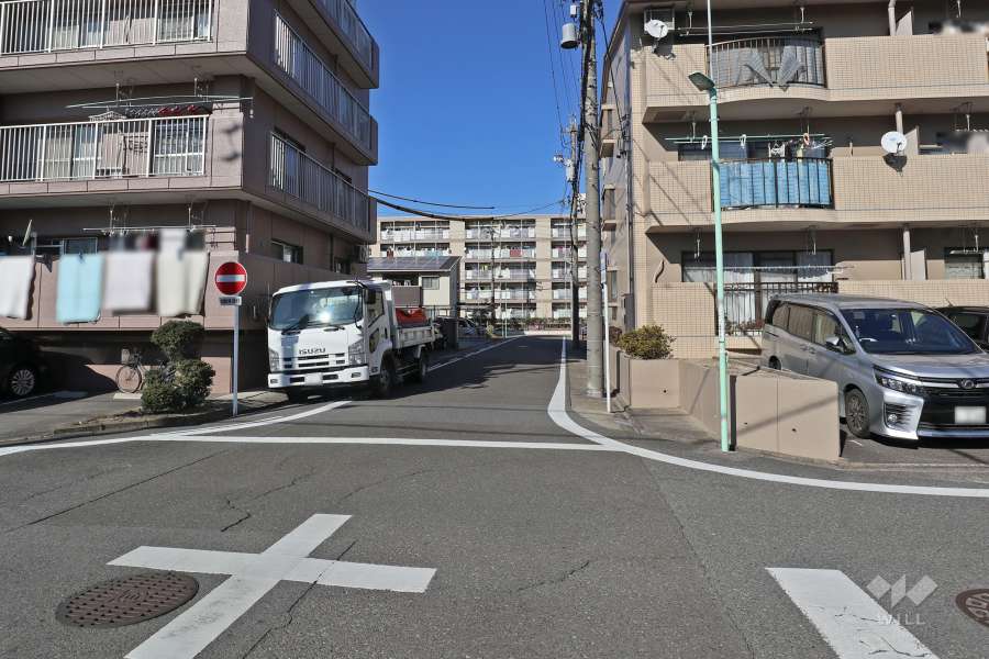 敷地東側の前面道路（南側から）