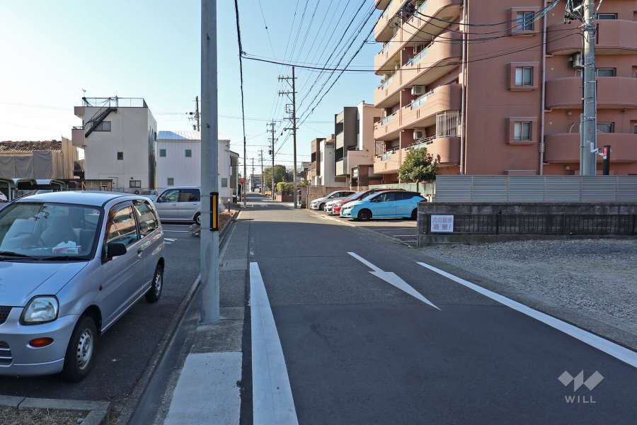 敷地北側の前面道路（東側から）
