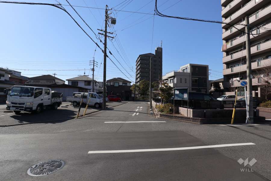 敷地南側の前面道路（東側から）