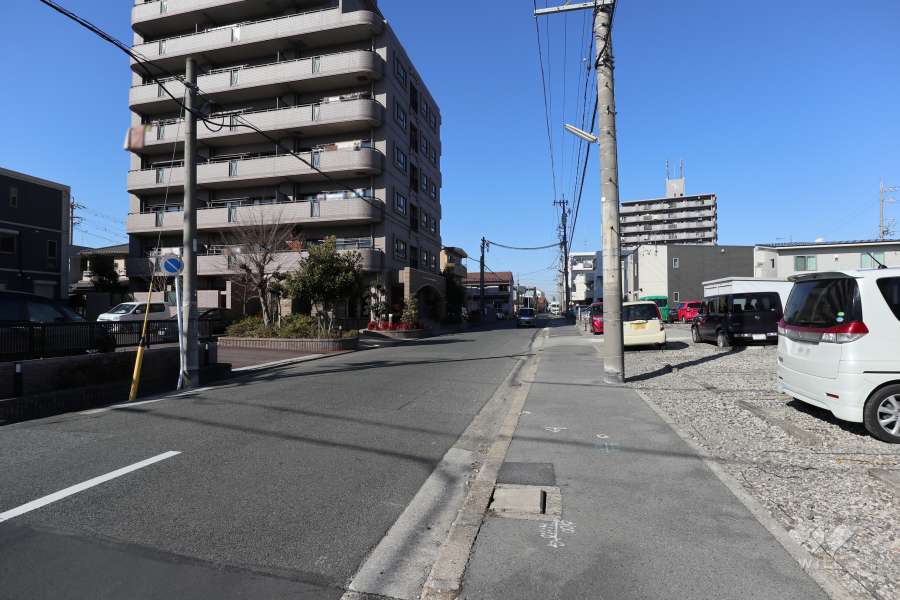 敷地東側の前面道路（南側から）