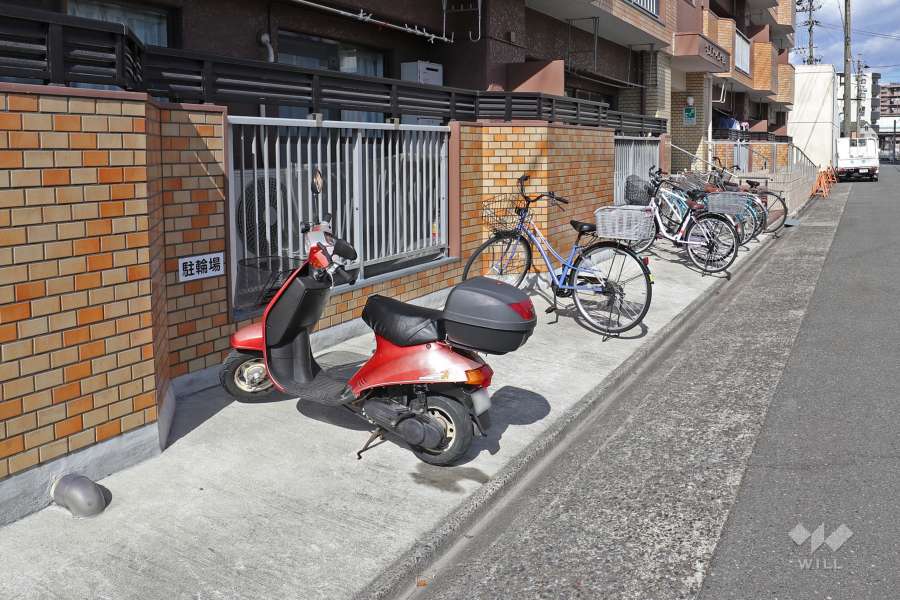 バイク置場と自転車置場