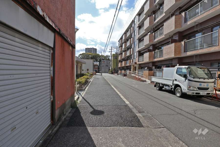 敷地東側の前面道路（北側から）