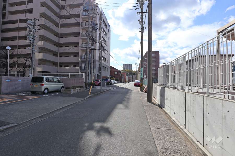 敷地西側の前面道路