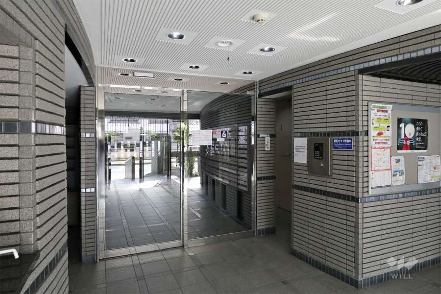 エントランスはオートロック付きです。