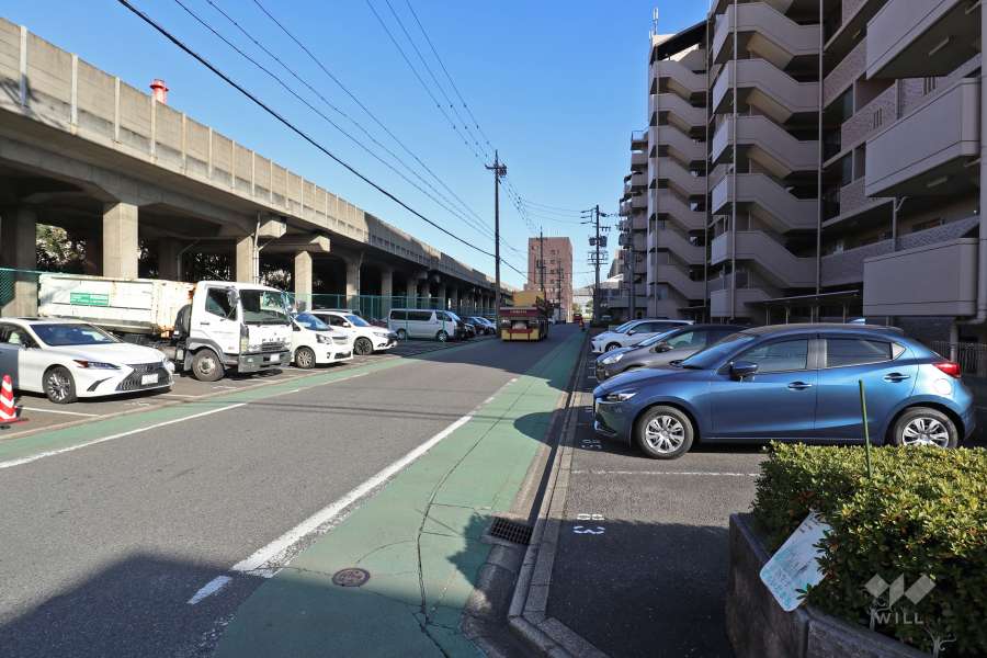 敷地北側の前面道路（西側から）