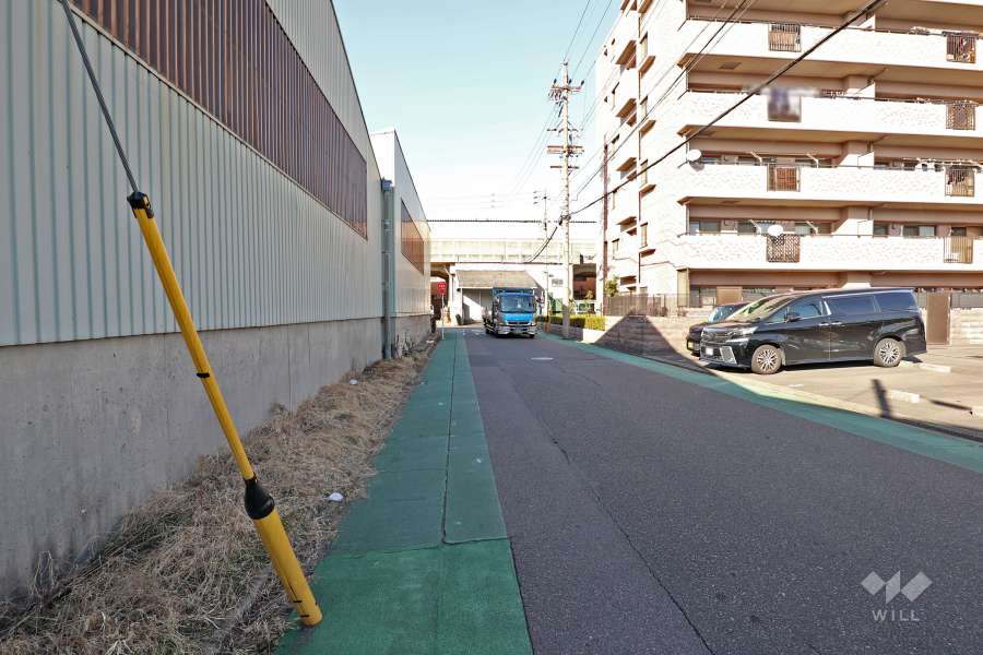 敷地西側の前面道路（南側から）
