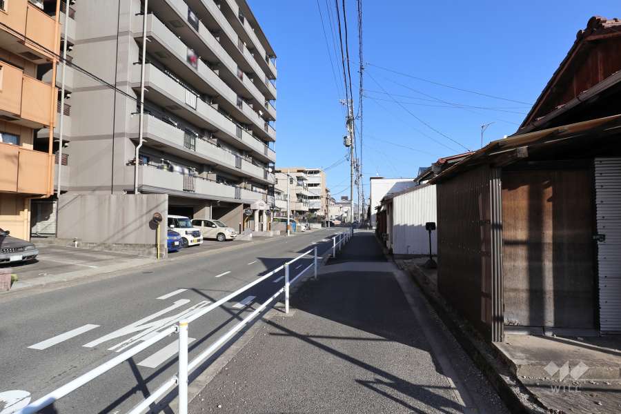 敷地南側の前面道路（西側から）