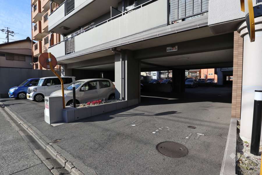 駐車場出入り口・敷地内駐車場（屋外平面式、屋内平面式）