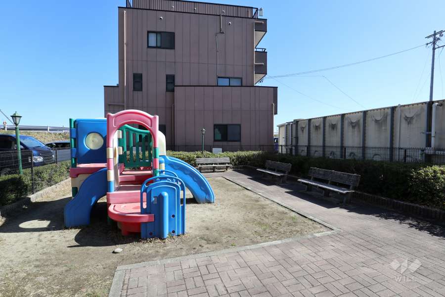 敷地内にはプレイロットがあります。