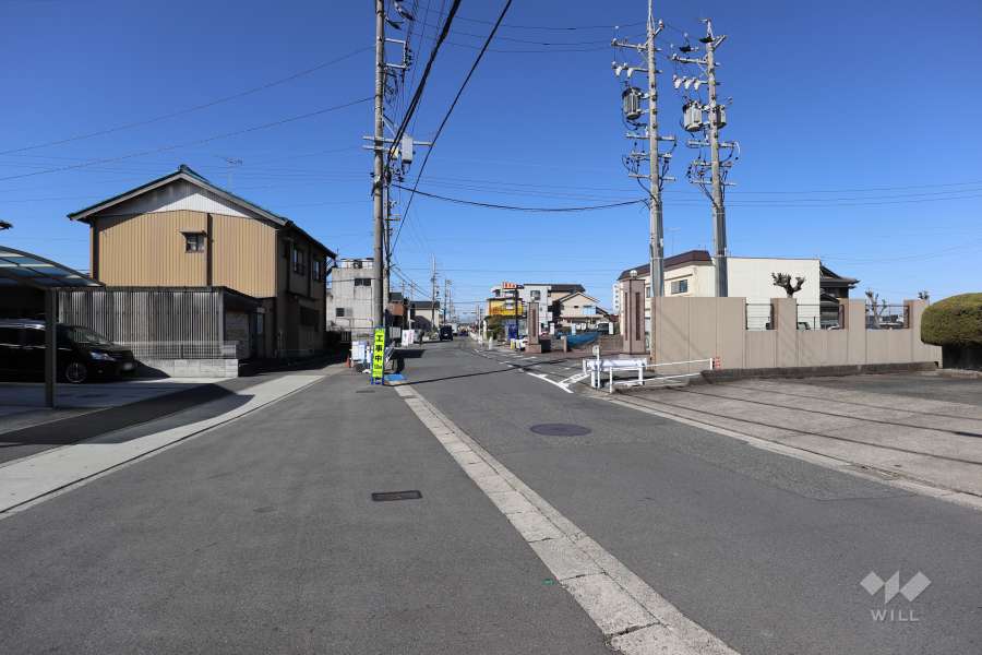 敷地南側は県道106号線に面しています。