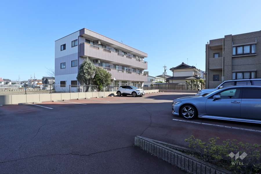 北側の敷地内駐車場（屋外平面式）