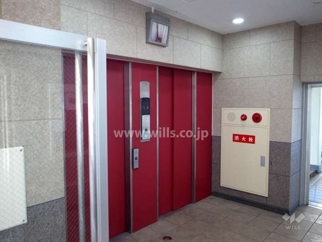 エントランスホール（エレベーターはモニター付きです。）