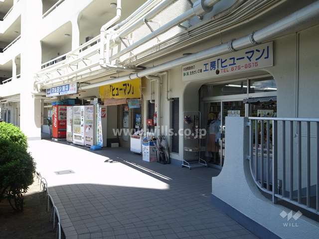 棟内1階に店舗部分があります。