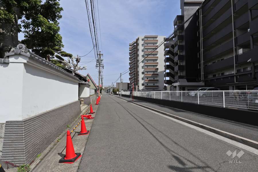 敷地北西側の前面道路（西側から）
