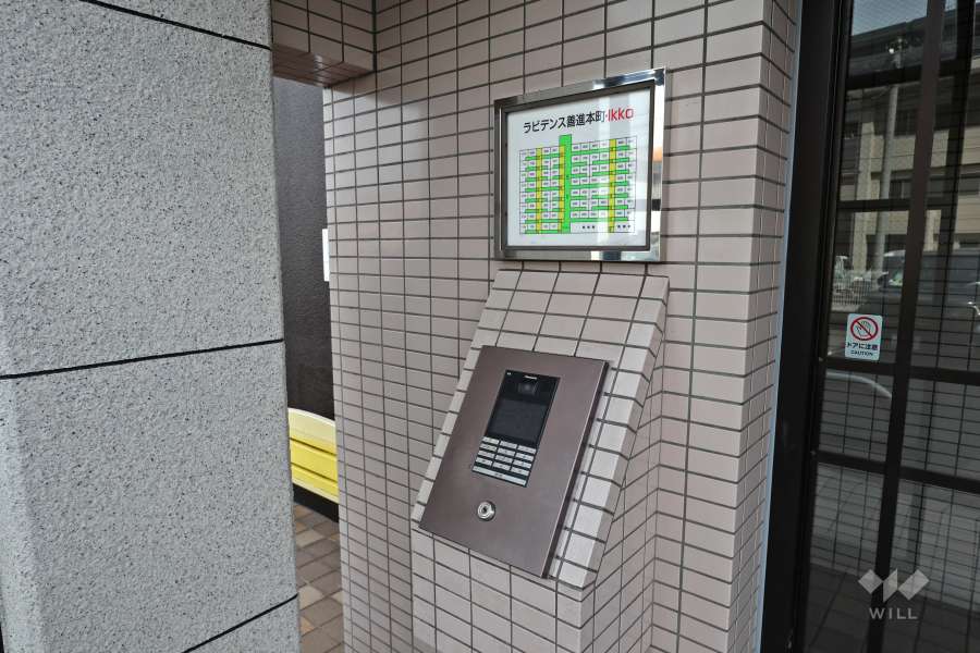 オートロックと案内板