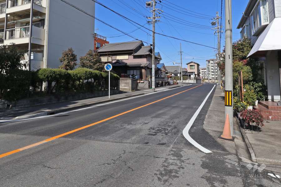 敷地東側は県道227号港中川線に面しています。