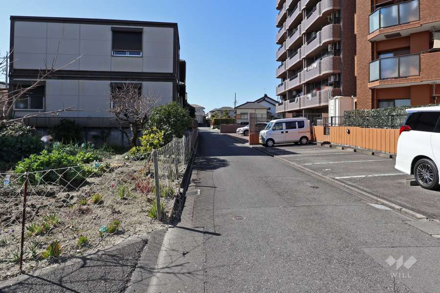 敷地南側の前面道路（東側から）
