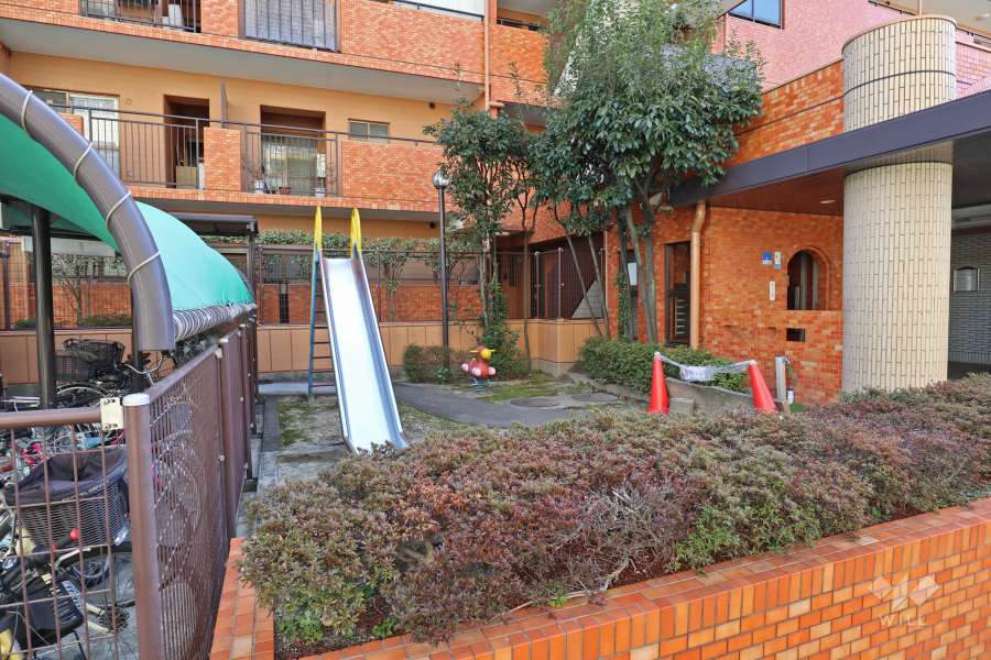 敷地内に設置された遊具のある広場