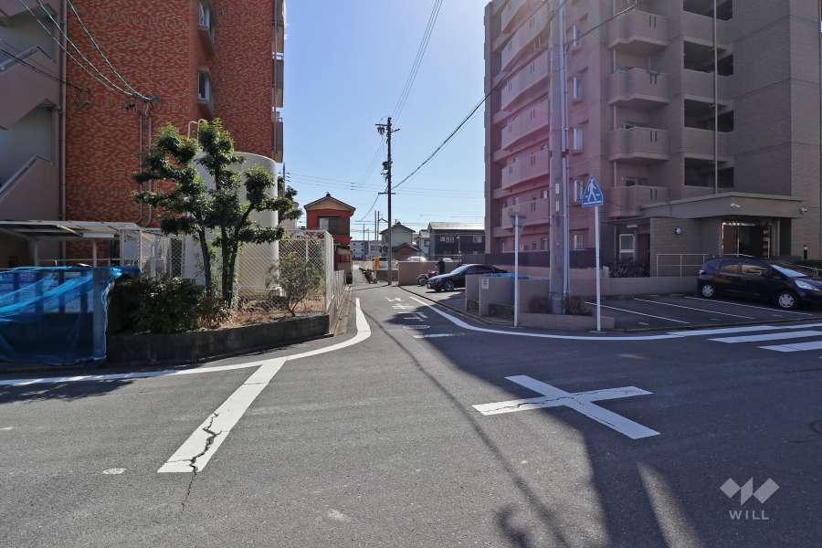 敷地東側の前面道路（北側から）