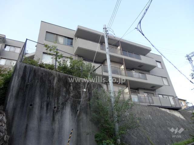 セントポリア仁川の外観（南側から）　高台にあり、周囲は緑豊かな住宅地です。