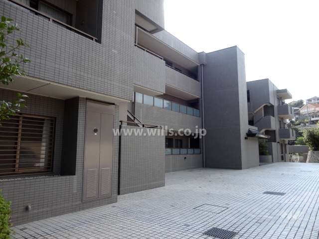 敷地はタイル張りになっています。