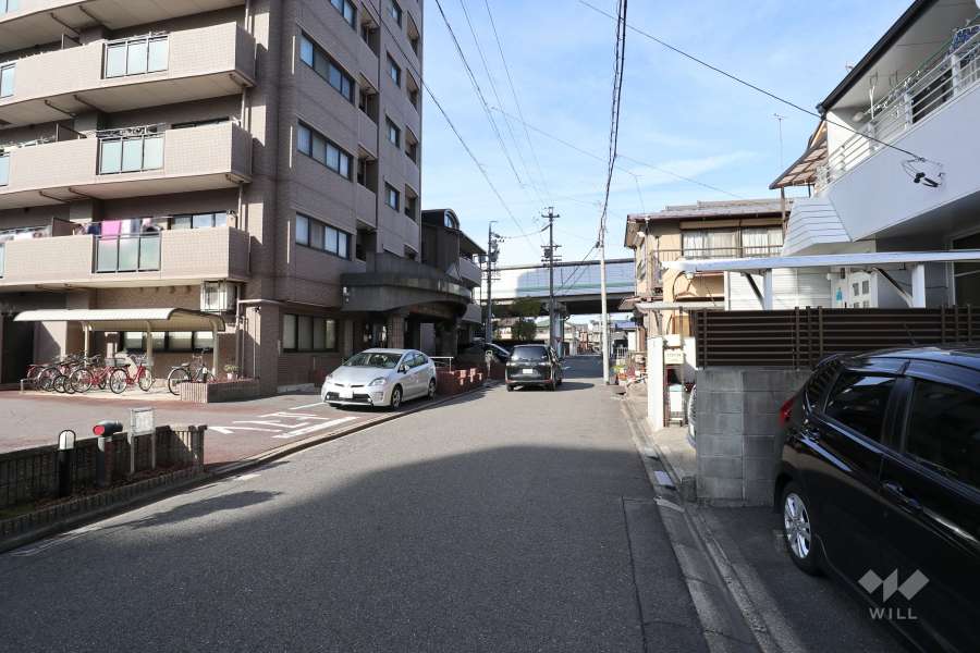 敷地東側の前面道路（南側から）