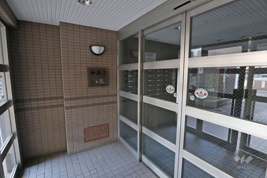 エントランスはオートロック付きです。