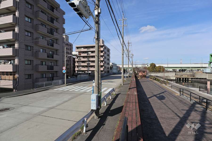 敷地東側には中川運河が通っています。昭和初期から約30年間、名古屋港から都心を結ぶ水上輸送路として名古屋の経済、産業の発展を支えてきました。