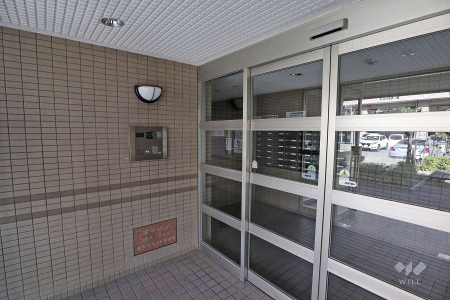 エントランスはオートロック付きです。