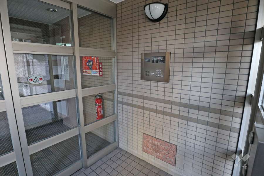 エントランスはオートロック付きです。