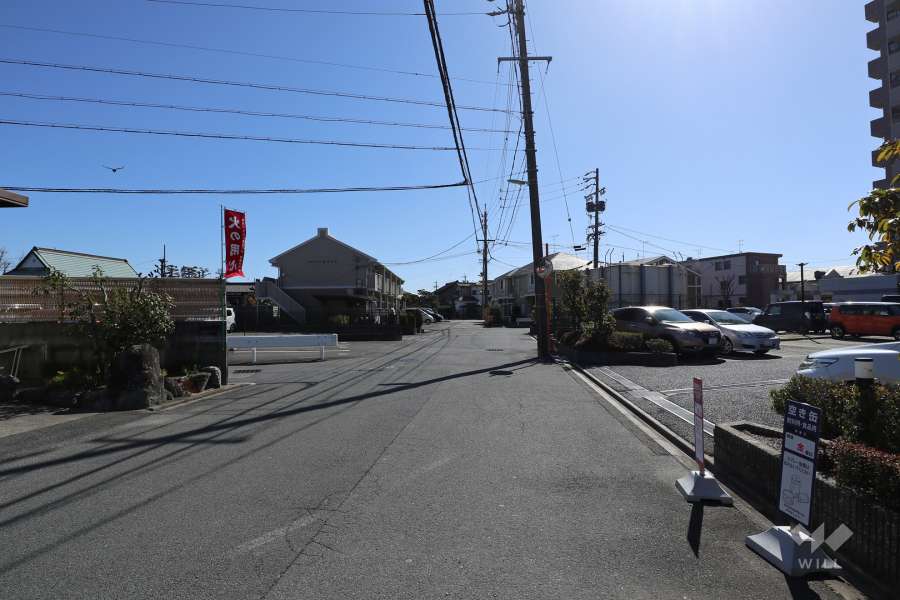 敷地北側の前面道路（西側から）
