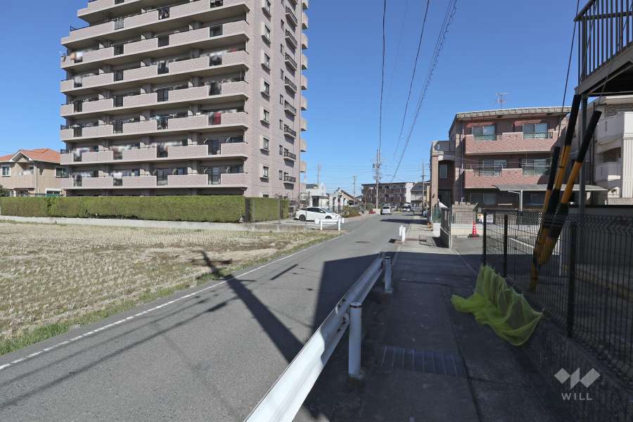 敷地東側の前面道路（南側から）