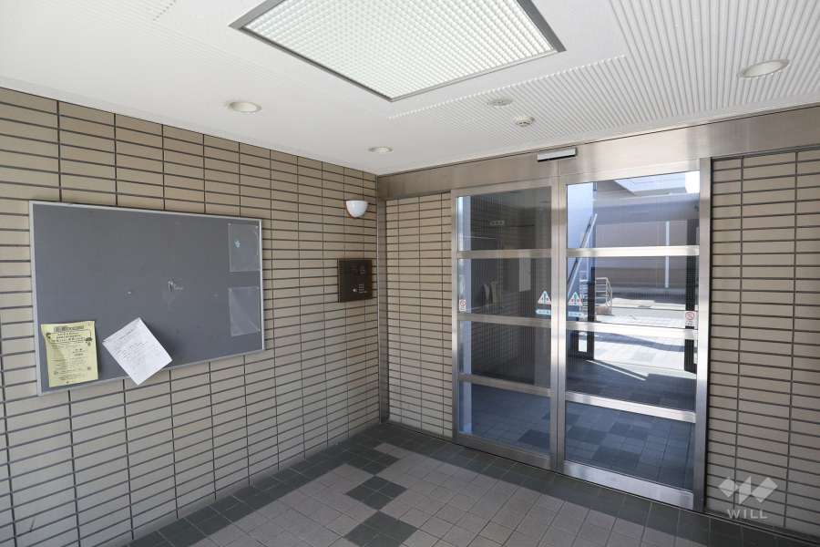 エントランスはオートロック付きです。