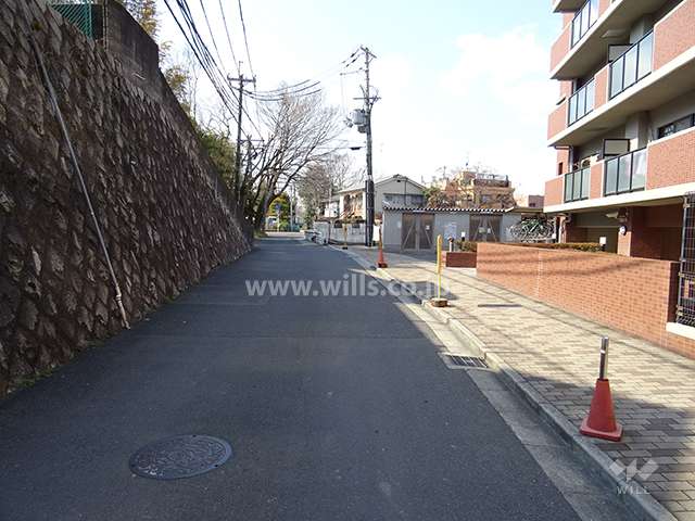 敷地南側の前面道路