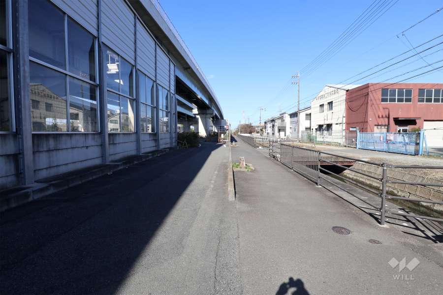 敷地南側の前面道路（東側から）