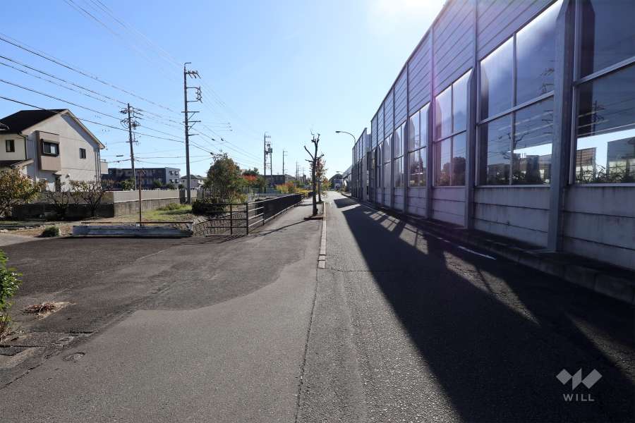 敷地南側の前面道路（西側から）