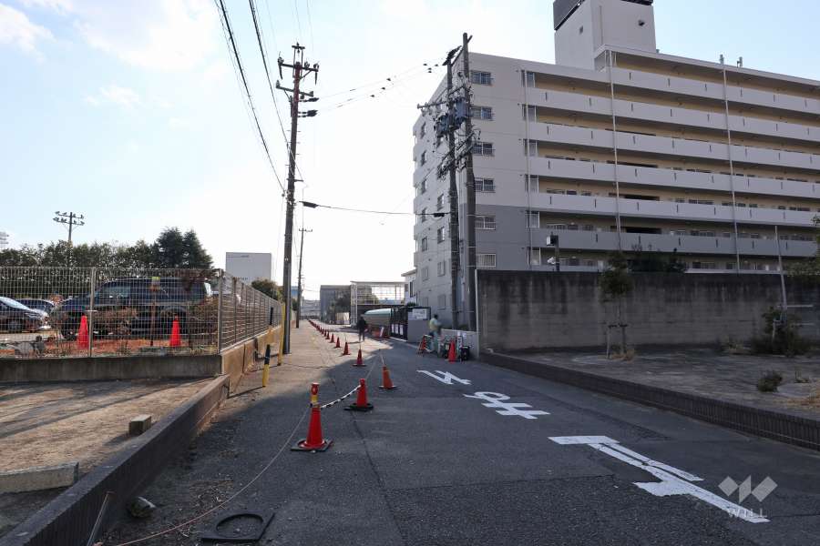 敷地東側の前面道路（北側から）