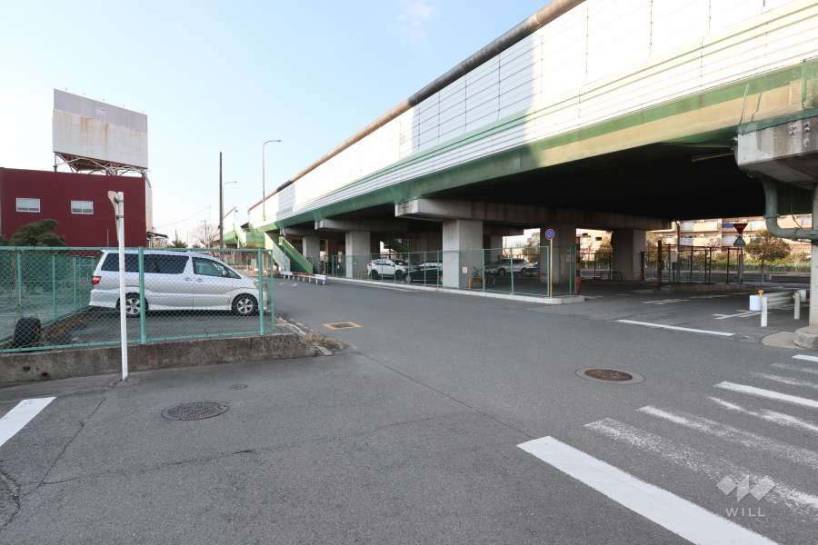 敷地北側の前面道路（東側から）