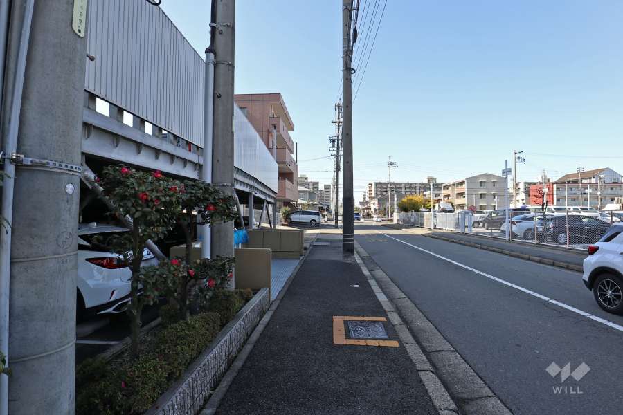 敷地北側の前面道路（東側から）