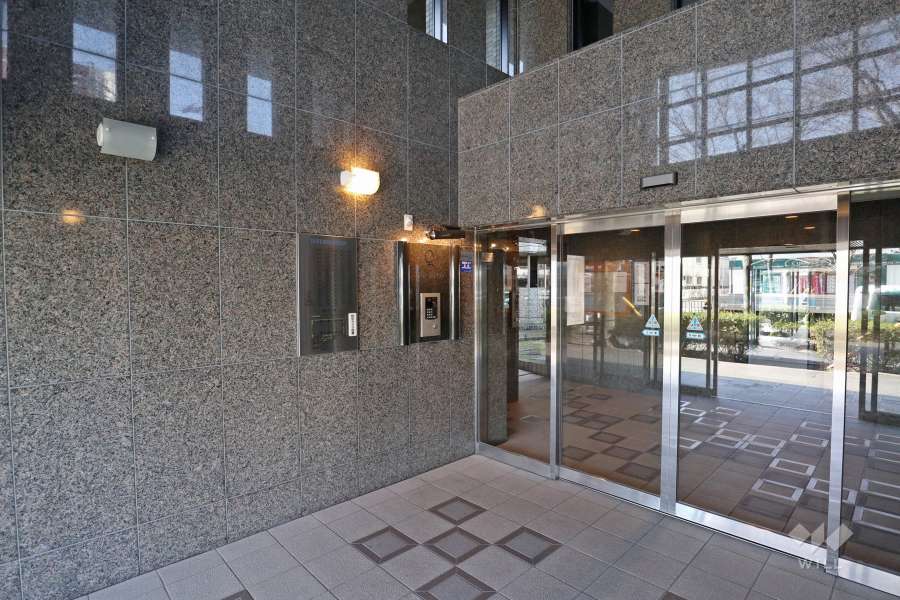 エントランスはオートロック付きです。