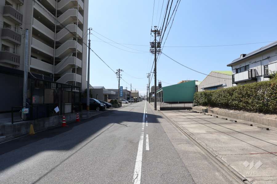 敷地北側の前面道路（東側から）