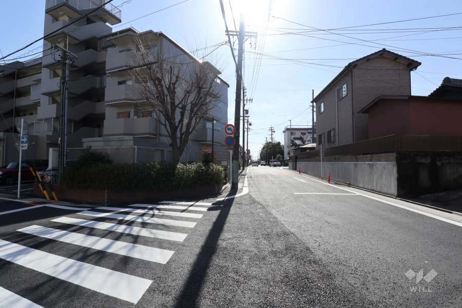 敷地西側の前面道路（北側から）