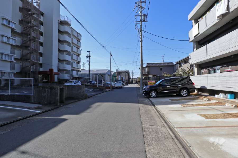 敷地北側の前面道路（東側から）