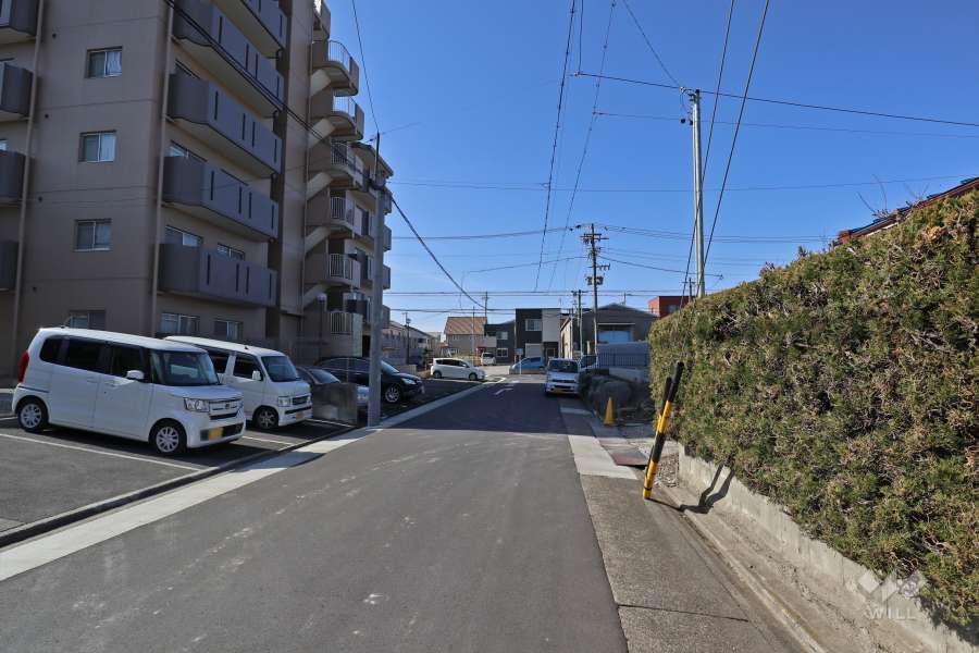 敷地北側の前面道路（東側から）