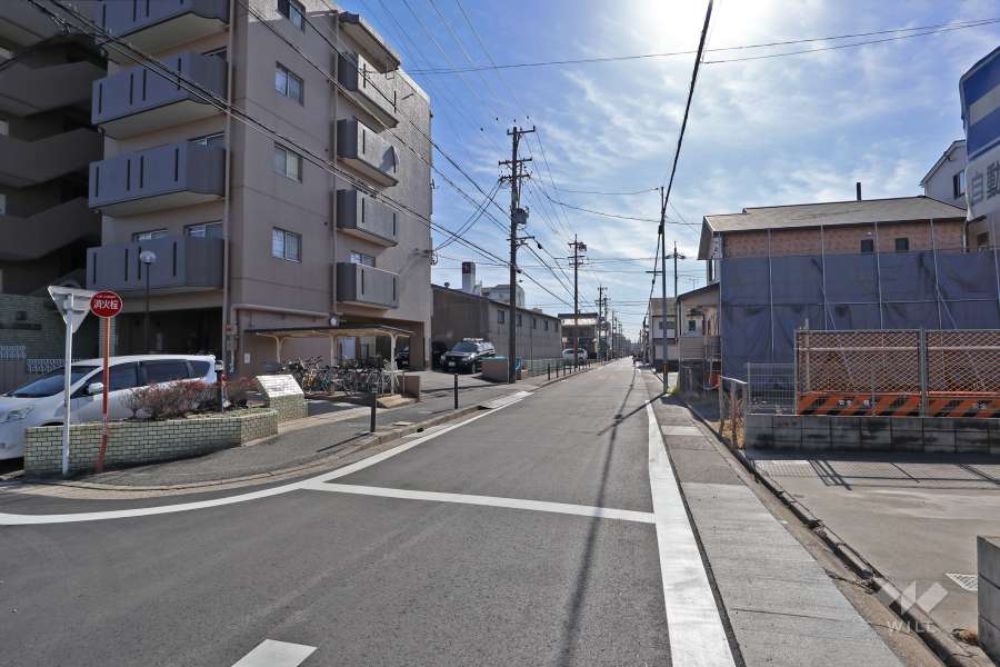 敷地西側の前面道路（北側から）