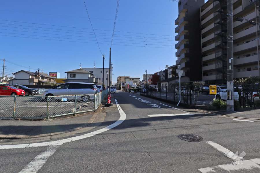 敷地北側の前面道路（西側から）