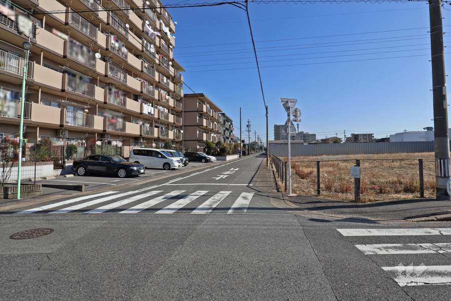 敷地南側の前面道路（西側から）