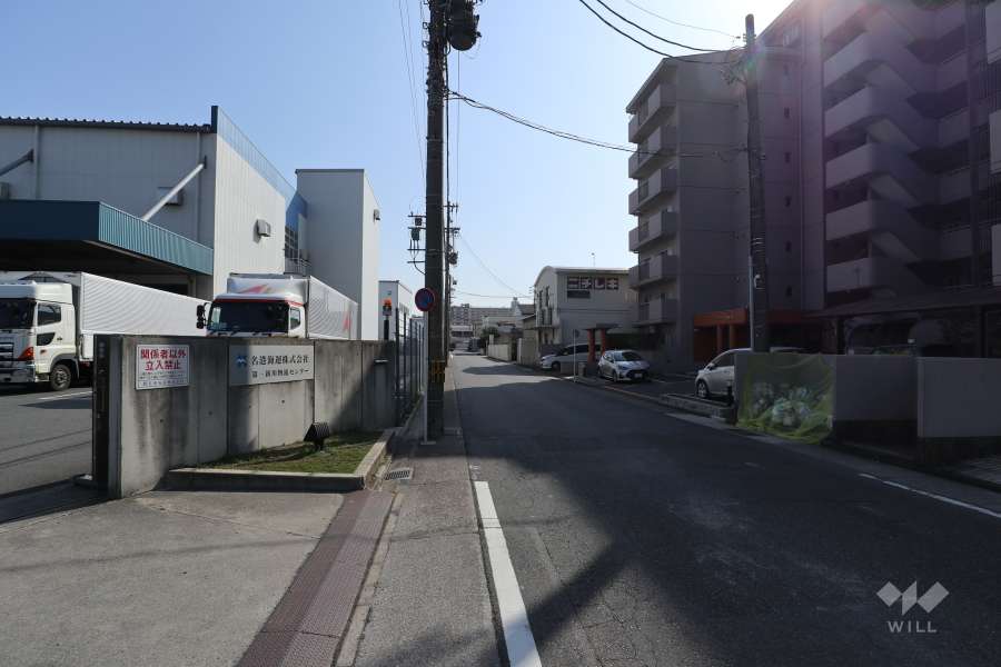 敷地北側の前面道路（西側から）