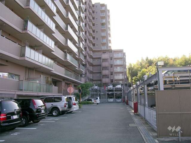 敷地の西部分にある敷地内駐車場（平面式と機械式とがあります。）