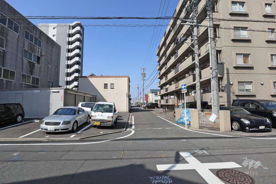 敷地南側の前面道路（東側から）